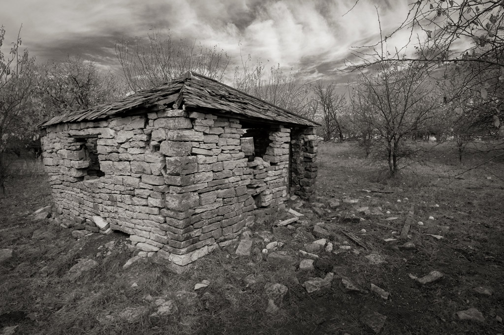 Stone cabin, in partial ruins